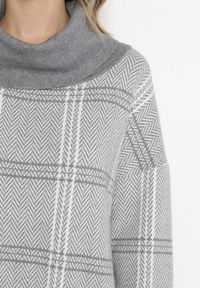 Born2be - Szara Sukienka Dzianinowa z Szerokim Golfem Racba. Okazja: na co dzień. Typ kołnierza: golf. Kolekcja: plus size. Kolor: szary. Materiał: dzianina. Typ sukienki: dla puszystych. Styl: casual, elegancki #5