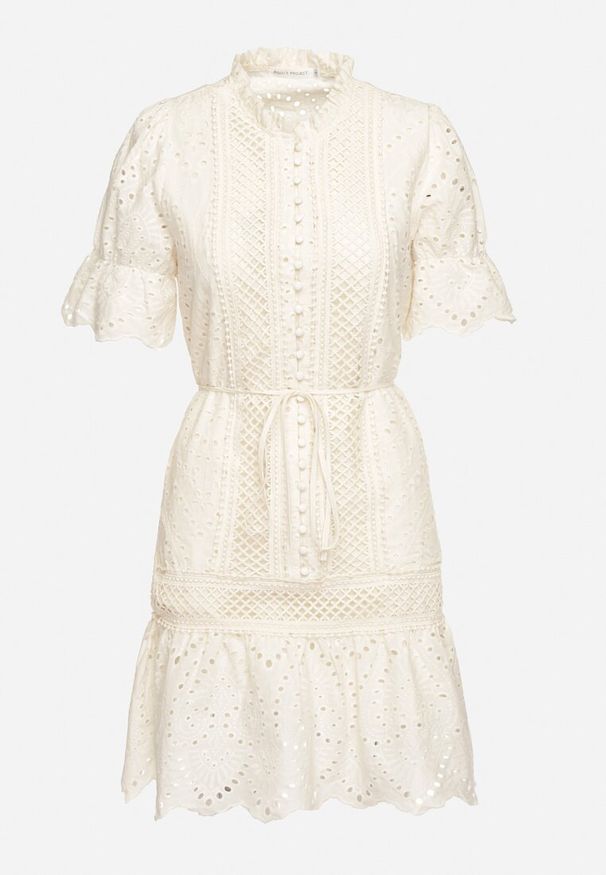 Born2be - Jasnobeżowa Bawełniana Ażurowa Sukienka w Stylu Boho z Falbanką i Paskiem Nelisse. Okazja: na co dzień. Typ kołnierza: kołnierz z falbankami. Kolor: beżowy. Materiał: bawełna. Wzór: ażurowy. Sezon: wiosna, lato. Styl: boho