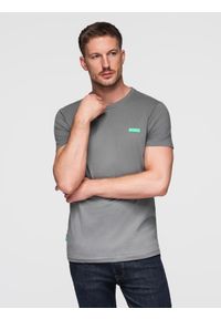 Ombre Clothing - Bawełniany męski t-shirt z zieloną naszywką na piersi – szary V1 - Rozmiar: M. Kolor: szary. Materiał: bawełna. Wzór: aplikacja. Styl: sportowy, klasyczny #1