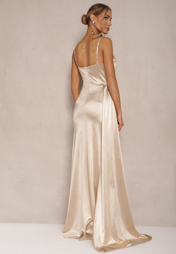 Renee - Beżowa Satynowa Sukienka Taliowana z Rozcięciem na Boku Ozdobnym Trenem i Marszczeniami Lisarosea. Okazja: na imprezę, na co dzień. Kolor: beżowy. Materiał: satyna. Długość rękawa: na ramiączkach. Typ sukienki: proste. Styl: klasyczny, casual, elegancki