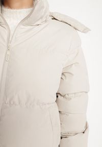 Born2be - Jasnobeżowa Pudełkowa Kurtka Pikowana z Kapturem Anena. Typ kołnierza: kaptur. Kolor: beżowy. Styl: elegancki #4