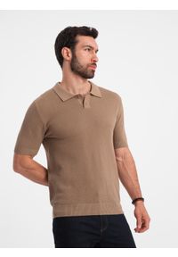 Ombre Clothing - Męska bawełniana koszulka polo ze strukturalnej dzianiny – jasnobrązowa V3. Okazja: do pracy, na co dzień. Typ kołnierza: polo. Kolor: brązowy. Materiał: bawełna, dzianina. Długość: krótkie. Styl: casual, elegancki #3