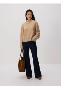 Reserved - Sweter z niskim golfem - beżowy. Typ kołnierza: golf. Kolor: beżowy. Materiał: dzianina, wełna