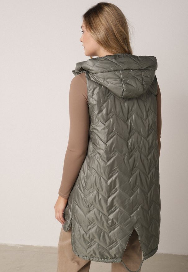 Born2be - Zielona Przejściowa Kamizelka Pikowana o Długim Kroju z Kapturem i Naszywką Harmaste. Okazja: na co dzień. Typ kołnierza: kaptur. Kolor: zielony. Materiał: jeans. Długość: długie. Wzór: aplikacja. Styl: casual