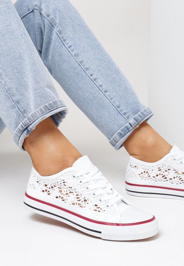 Born2be - Białe Trampki Thalaia. Wysokość cholewki: przed kostkę. Zapięcie: sznurówki. Kolor: biały. Materiał: materiał, jeans, koronka. Szerokość cholewki: normalna. Wzór: ażurowy. Styl: klasyczny