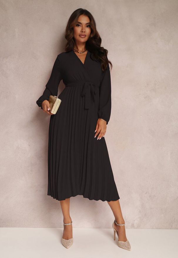 Renee - Czarna Sukienka Phloroe. Typ kołnierza: dekolt w kształcie V. Kolor: czarny. Długość rękawa: długi rękaw. Typ sukienki: kopertowe. Długość: midi