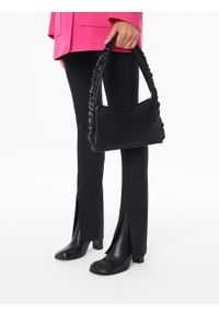 Kazar - Czarna skórzana torebka baguette z falbanką. Kolor: czarny. Wzór: aplikacja. Materiał: skórzane. Rodzaj torebki: na ramię #6