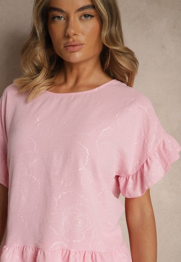 Renee - Różowa Bluzka Oversize Ozdobiona Falbanami Liriele. Okazja: na co dzień. Kolor: różowy. Materiał: jeans. Wzór: aplikacja. Styl: casual