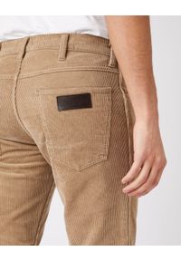 Wrangler - MĘSKIE SPODNIE MATERIAŁOWE WRANGLER GREENSBORO FLAX W15QA2C04 112141185. Materiał: materiał #3