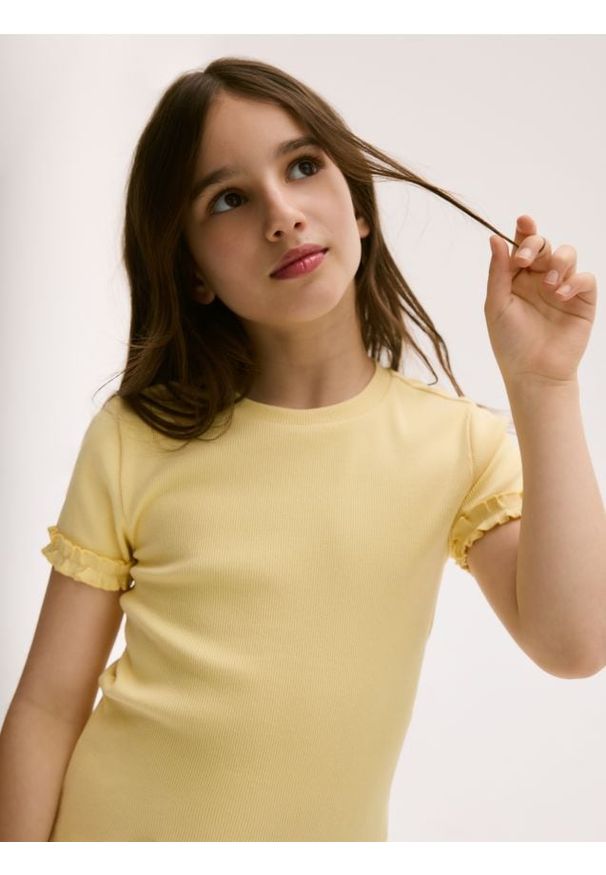 Reserved - Bawełniany t-shirt z falbankami - jasnożółty. Typ kołnierza: kołnierz z falbankami. Kolor: żółty. Materiał: bawełna