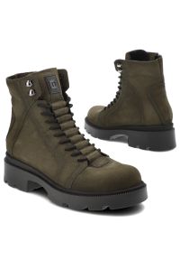 Zielone Botki Nessi Stylowe Obuwie Damskie Ze Skóry Naturalnej Nubuk. Zapięcie: sznurówki. Kolor: zielony. Materiał: skóra, nubuk. Wzór: moro. Sezon: zima, jesień. Styl: elegancki #8