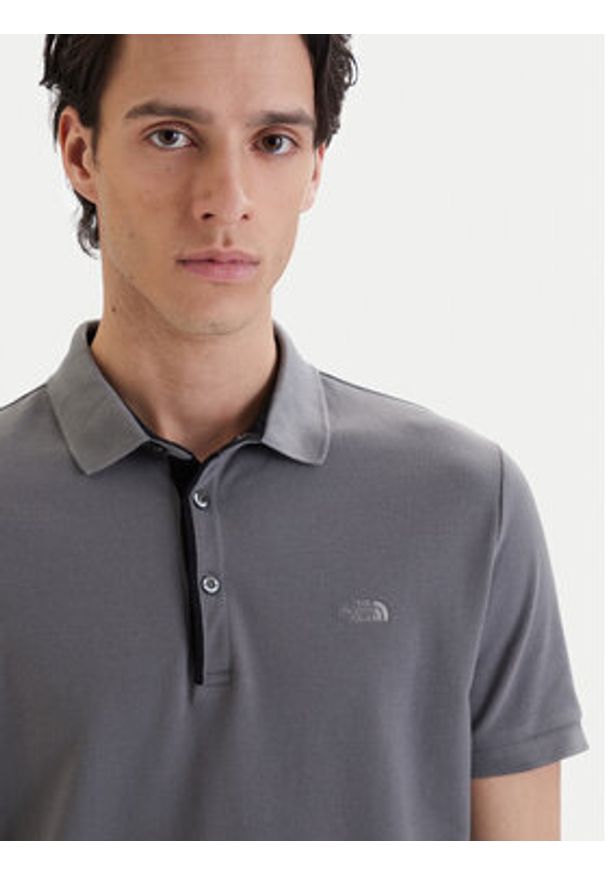 The North Face Polo PREMIUM SLIM Szary Slim Fit. Typ kołnierza: polo. Kolor: szary. Materiał: bawełna