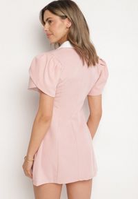Born2be - Różowa Sukienka w Stylu Retro z Biżuteryjną Broszką i Ozdobnymi Rękawami Tilanea. Okazja: na co dzień. Typ kołnierza: dekolt w kształcie V. Kolor: różowy. Styl: retro