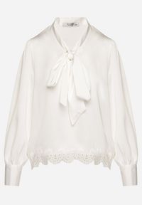 Born2be - Biała Bluzka z Ażurowym Zdobieniem i Wiązaniem na Dekolcie Halawena. Okazja: na co dzień. Kolor: biały. Materiał: jeans. Długość rękawa: długi rękaw. Długość: długie. Wzór: ażurowy, aplikacja. Styl: casual, elegancki #6