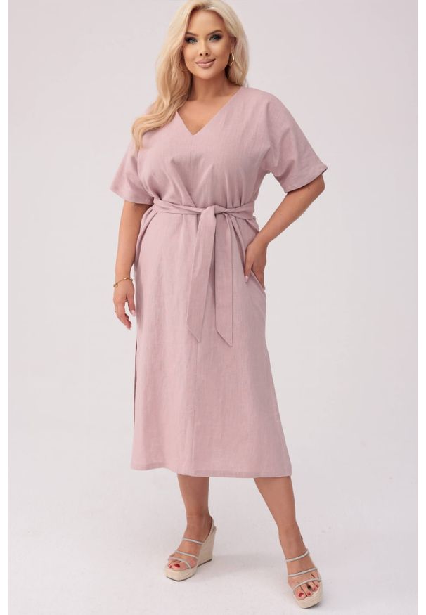 Moda Size Plus Iwanek - Sukienka Lenora w kolorze pastelowego różu - Elegancja w naturalnym stylu PLUS SIZE OVERSIZE XXL. Okazja: na co dzień. Kolekcja: plus size. Kolor: różowy. Materiał: len, tkanina, materiał. Długość rękawa: krótki rękaw. Typ sukienki: oversize, dla puszystych. Styl: casual, elegancki. Długość: midi