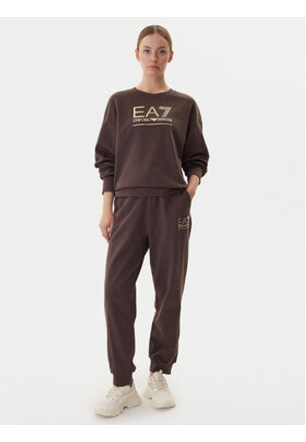 EA7 Emporio Armani Spodnie dresowe 7W000418 AF12473 U6063 Brązowy Regular Fit. Kolor: brązowy. Materiał: bawełna