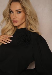 Renee - Czarna Bluzka z Dodatkiem Bawełny Ozdobiona Kwiatem 3D Merisara. Okazja: na co dzień. Kolor: czarny. Materiał: bawełna. Długość rękawa: długi rękaw. Długość: długie. Wzór: aplikacja, kwiaty. Styl: elegancki, casual #4