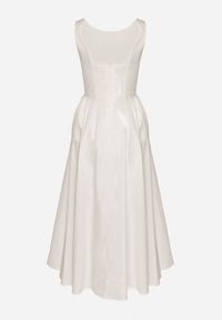 Born2be - Biała Sukienka Bawełniana o Rozkloszowanym Fasonie z Dekoltem Łódką i Kieszeniami Elenira. Typ kołnierza: dekolt w łódkę. Kolor: biały. Materiał: bawełna. Typ sukienki: rozkloszowane. Styl: elegancki #4