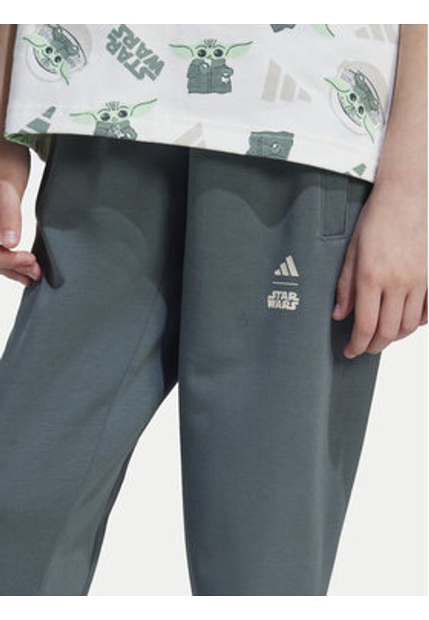Adidas - adidas Spodnie dresowe Star Wars The Mandalorian™ JF3652 Zielony Regular Fit. Kolor: zielony. Materiał: syntetyk. Wzór: motyw z bajki