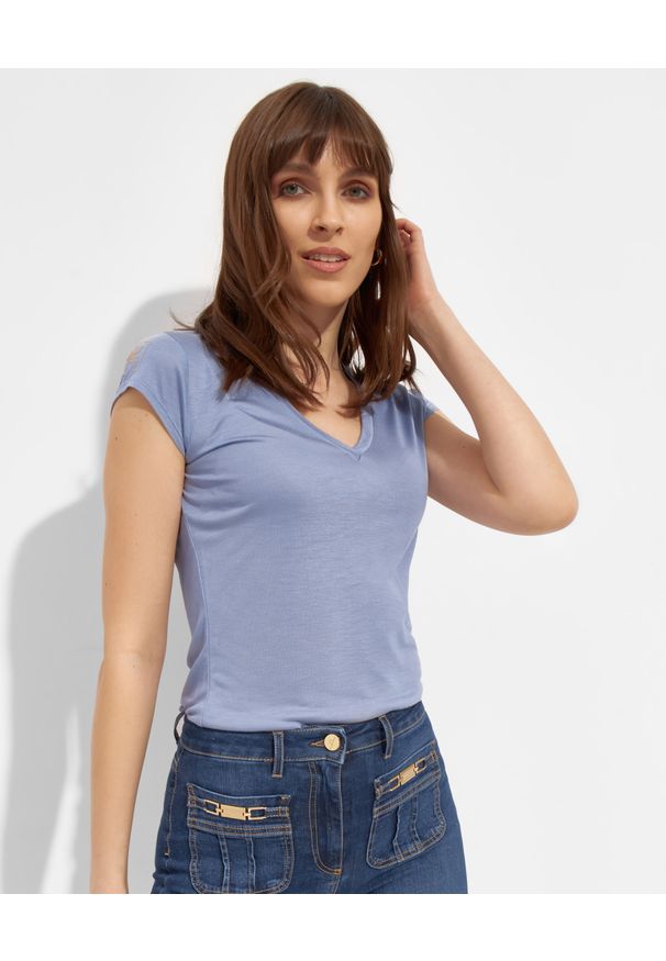 Elisabetta Franchi - ELISABETTA FRANCHI - Błękitny t-shirt z dekoltem. Typ kołnierza: dekolt w kształcie V. Kolor: niebieski. Wzór: nadruk