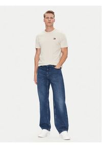 Tommy Jeans T-Shirt Badge DM0DM20322 Beżowy Regular Fit. Kolor: beżowy. Materiał: bawełna #5