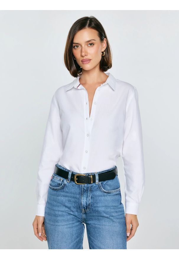 Big-Star - Koszula damska klasyczna biała Hansai 101. Okazja: na spotkanie biznesowe, do pracy. Typ kołnierza: kołnierzyk klasyczny. Kolor: biały. Materiał: bawełna. Długość rękawa: długi rękaw. Długość: długie. Wzór: ze splotem. Styl: klasyczny