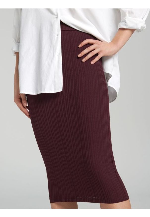 Sinsay - Prążkowana spódnica midi - czerwony. Kolor: czerwony. Materiał: prążkowany