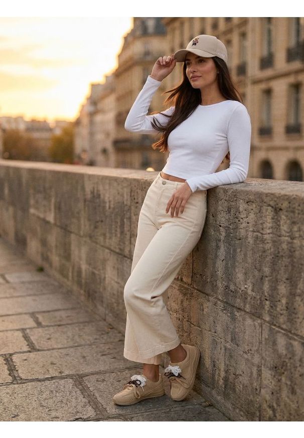 Sinsay - Czapka z daszkiem z haftowanym misiem - beżowy. Kolor: beżowy. Wzór: haft