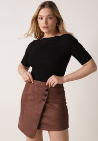 Born2be - Czarny Wiskozowy T-shirt o Dopasowanym Kroju z Dekoltem w Łódkę Idahphaeia. Okazja: na co dzień, do pracy, na spotkanie biznesowe. Kolor: czarny. Materiał: wiskoza. Wzór: aplikacja. Styl: biznesowy, klasyczny, casual #1