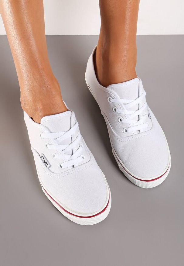 Born2be - Białe Płaskie Klasyczne Tenisówki ze Sznurowaniem Moanda. Okazja: na co dzień, na spotkanie biznesowe. Kolor: biały. Materiał: jeans. Obcas: na obcasie. Styl: klasyczny. Wysokość obcasa: niski