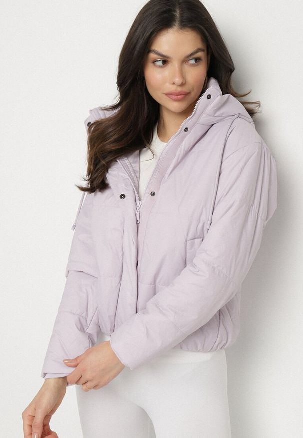 Born2be - Jasnofioletowa Pikowana Kurtka z Kapturem i Lekkim Ociepleniem Ninirila. Okazja: na spacer. Typ kołnierza: kaptur. Kolor: fioletowy. Materiał: jeans. Długość: krótkie. Styl: klasyczny, elegancki