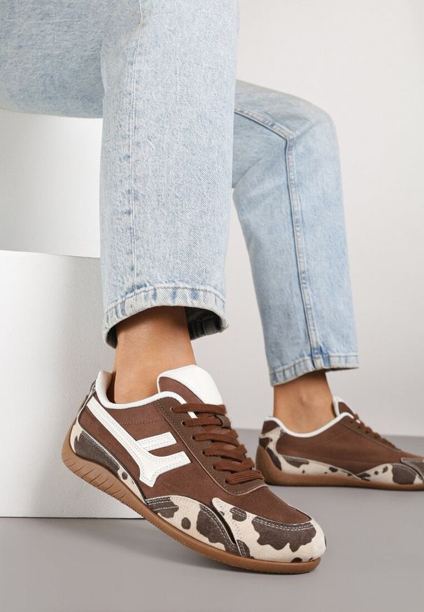 Renee - Brązowe Sneakersy z Geometrycznym Motywem i Wzorem w Łaty Arpolia. Okazja: na co dzień. Kolor: brązowy. Materiał: jeans. Wzór: geometria