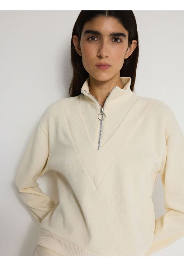 Reserved - Bluza z rozpinanym półgolfem - złamana biel. Materiał: dzianina, bawełna