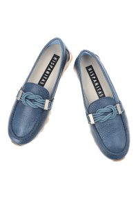 Półbuty damskie Hispanitas, ze skóry naturalnej o fakturze ziarnistej z niską cholewką i paskiem na podbiciu oraz ozdobna klamra z przodu, niebieskie. Okazja: na co dzień. Wysokość cholewki: przed kostkę. Zapięcie: klamry. Kolor: niebieski. Materiał: skóra. Szerokość cholewki: normalna. Styl: casual, elegancki #6