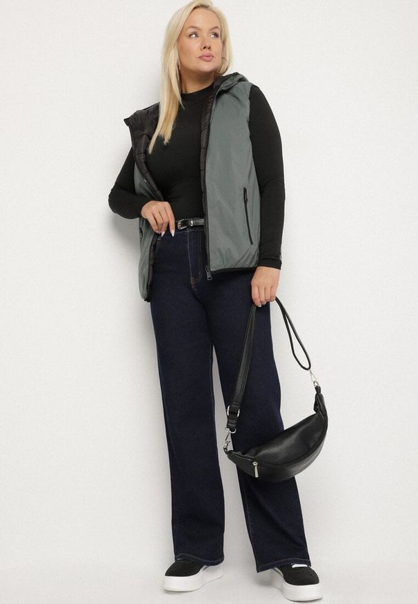 Born2be - Zielona Dwustronna Kamizelka z Kapturem Zdobiona Pikowanymi Przeszyciami Tuliona. Okazja: na spacer. Typ kołnierza: kaptur. Kolekcja: plus size. Kolor: zielony. Materiał: jeans. Wzór: aplikacja. Styl: elegancki