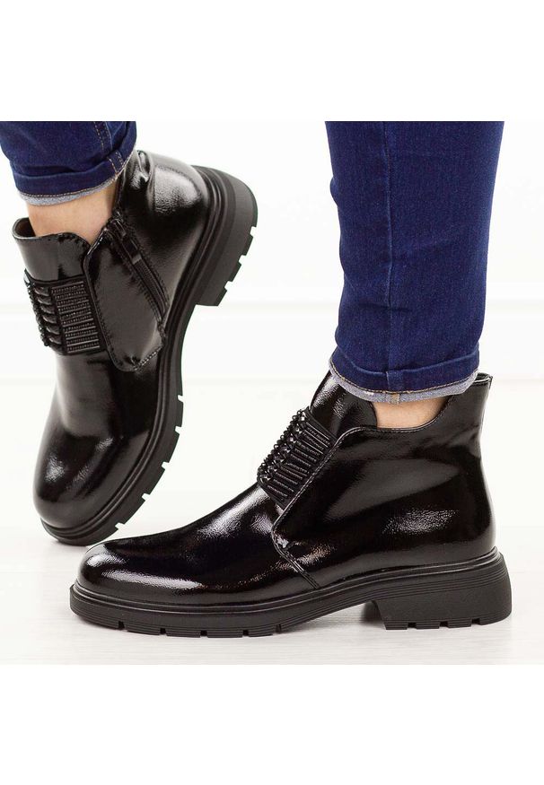 Czarne lakierowane botki damskie M.Daszyński 2501-10. Okazja: na uczelnię, do pracy, na co dzień. Nosek buta: okrągły. Kolor: czarny. Materiał: skóra, lakier. Szerokość cholewki: normalna. Sezon: zima, jesień. Styl: elegancki, casual, klasyczny
