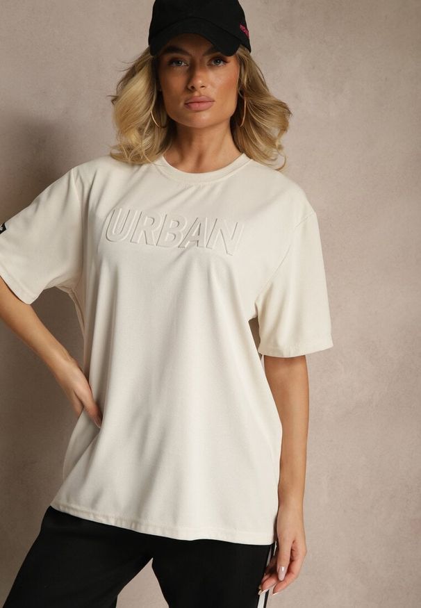Renee - Jasnobeżowa Bawełniana Koszulka T-shirt z Tłoczonym Napisem Lunorina. Okazja: na co dzień, na imprezę. Kolor: beżowy. Materiał: bawełna. Wzór: napisy. Styl: elegancki, casual
