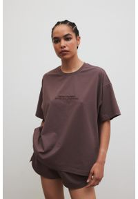 Marsala - T-shirt typu oversize z HAFTEM w kolorze PURPLE TAUPE - RUST-M/L. Materiał: bawełna, dzianina, elastan. Wzór: haft. Styl: klasyczny, elegancki