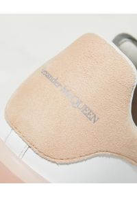 Alexander McQueen - ALEXANDER MCQUEEN - Skórzane sneakersy z różową podeszwą. Nosek buta: okrągły. Kolor: biały. Materiał: skóra #4