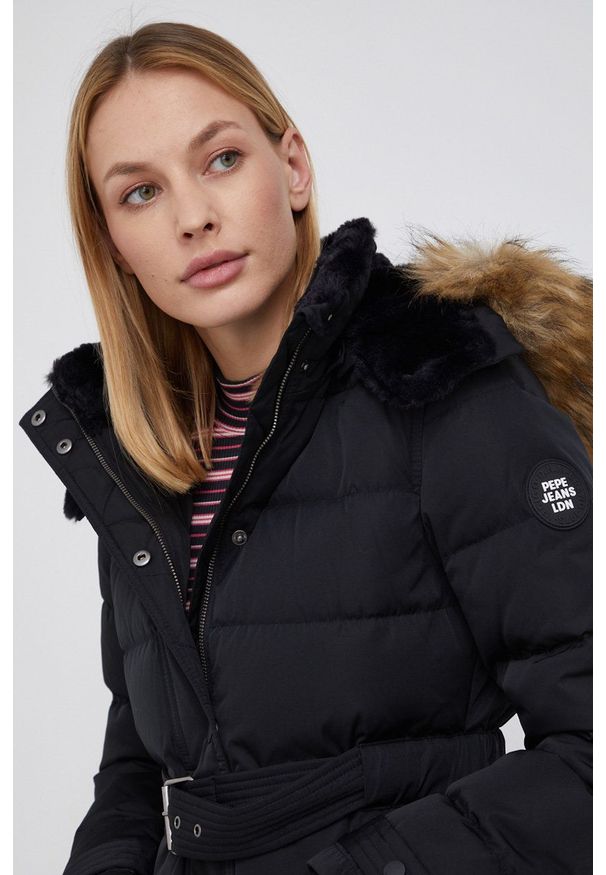 Pepe Jeans Kurtka puchowa damska kolor czarny zimowa. Okazja: na co dzień. Kolor: czarny. Materiał: puch. Wzór: gładki. Sezon: zima. Styl: casual
