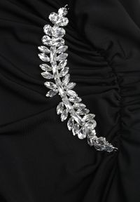 Born2be - Czarna Wieczorowa Sukienka Zdobiona Marszczeniem i Cyrkoniową Aplikacją Thelxienara. Okazja: na wesele, na imprezę, na ślub cywilny. Kolor: czarny. Materiał: materiał. Wzór: aplikacja. Styl: wizytowy #3