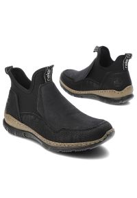 Czarne Botki Rieker Modne Wsuwane Obuwie Damskie. Okazja: na co dzień, na spacer. Zapięcie: bez zapięcia. Kolor: czarny. Materiał: materiał. Wzór: aplikacja. Styl: casual #2