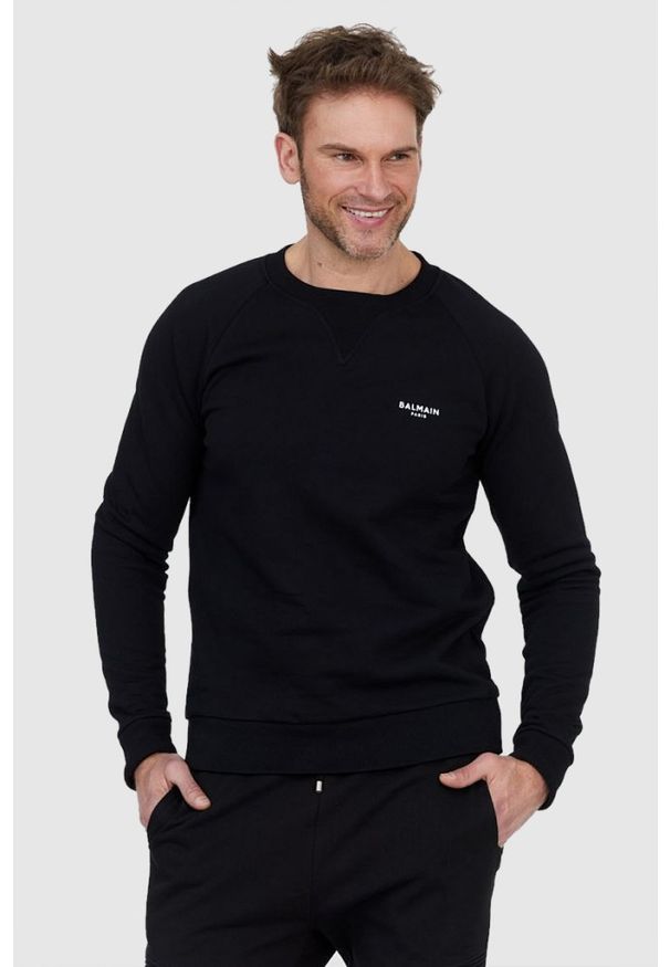 Balmain - BALMAIN Czarna bluza męska z aksamitnym logo. Kolor: czarny. Materiał: bawełna, prążkowany. Wzór: aplikacja