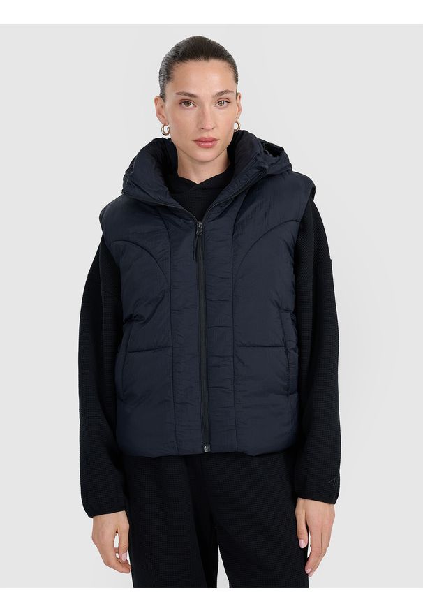 4f - 4F Bezrękawnik puchowy z wypełnieniem syntetycznym damski - czarne XS. Okazja: na co dzień. Typ kołnierza: kołnierzyk stójkowy. Kolor: czarny. Materiał: puch, syntetyk. Długość rękawa: bez rękawów. Styl: casual