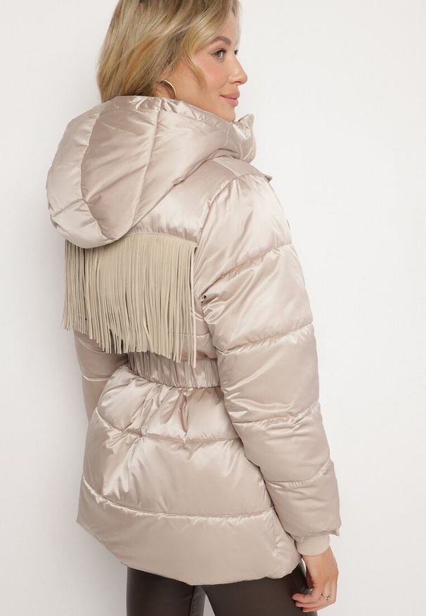 Born2be - Beżowa Pikowana Kurtka z Kapturem i Paskiem z Marszczeniem Zdobiona Frędzlami Sanoria. Okazja: na co dzień. Typ kołnierza: kaptur. Kolor: beżowy. Materiał: jeans. Wzór: aplikacja. Styl: casual, elegancki