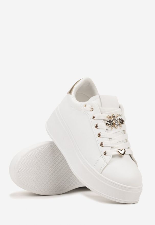 Born2be - Biało-Złote Sneakersy z Aplikacją w Motywie Owada i Cyrkoniami Rendell. Nosek buta: okrągły. Kolor: biały. Wzór: aplikacja. Obcas: na obcasie. Wysokość obcasa: niski