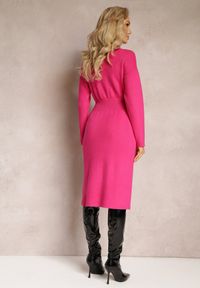 Renee - Fuksjowa Dopasowana Sukienka Dzianinowa z Golfem i Wełną Moustie. Typ kołnierza: golf. Kolor: różowy. Materiał: dzianina, wełna. Sezon: jesień, zima #5