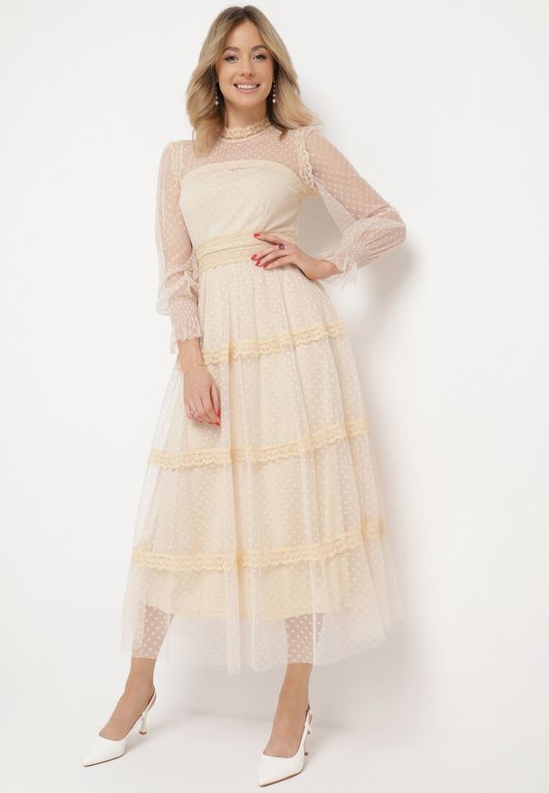 Born2be - Beżowa Rozkloszowana Sukienka Maxi z Koronką Jorissa. Typ kołnierza: dekolt w serek. Kolor: beżowy. Materiał: koronka. Wzór: koronka. Styl: klasyczny. Długość: maxi