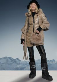 Born2be - Ciemnobeżowa Pikowana Kurtka z Kapturem i Futerkiem z Możliwością Odpięcia Elentina. Okazja: na co dzień, do pracy, na spotkanie biznesowe. Typ kołnierza: kaptur. Kolor: beżowy. Materiał: futro. Styl: biznesowy, casual #3