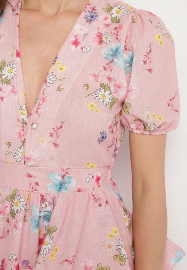 Born2be - Różowa Bawełniana Sukienka w Kwiaty o Rozkloszowanym Kroju z Falbankami Norittia. Okazja: na co dzień. Typ kołnierza: kołnierz z falbankami. Kolor: różowy. Materiał: bawełna. Długość rękawa: krótki rękaw. Wzór: kwiaty. Styl: casual, elegancki